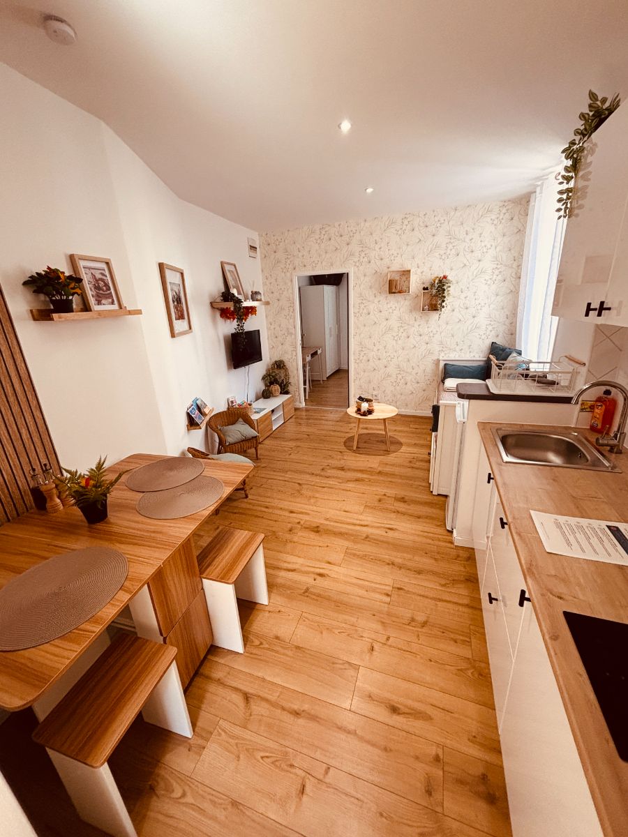 Pièce de vie et cuisine équipée de Marea, location au Mourillon