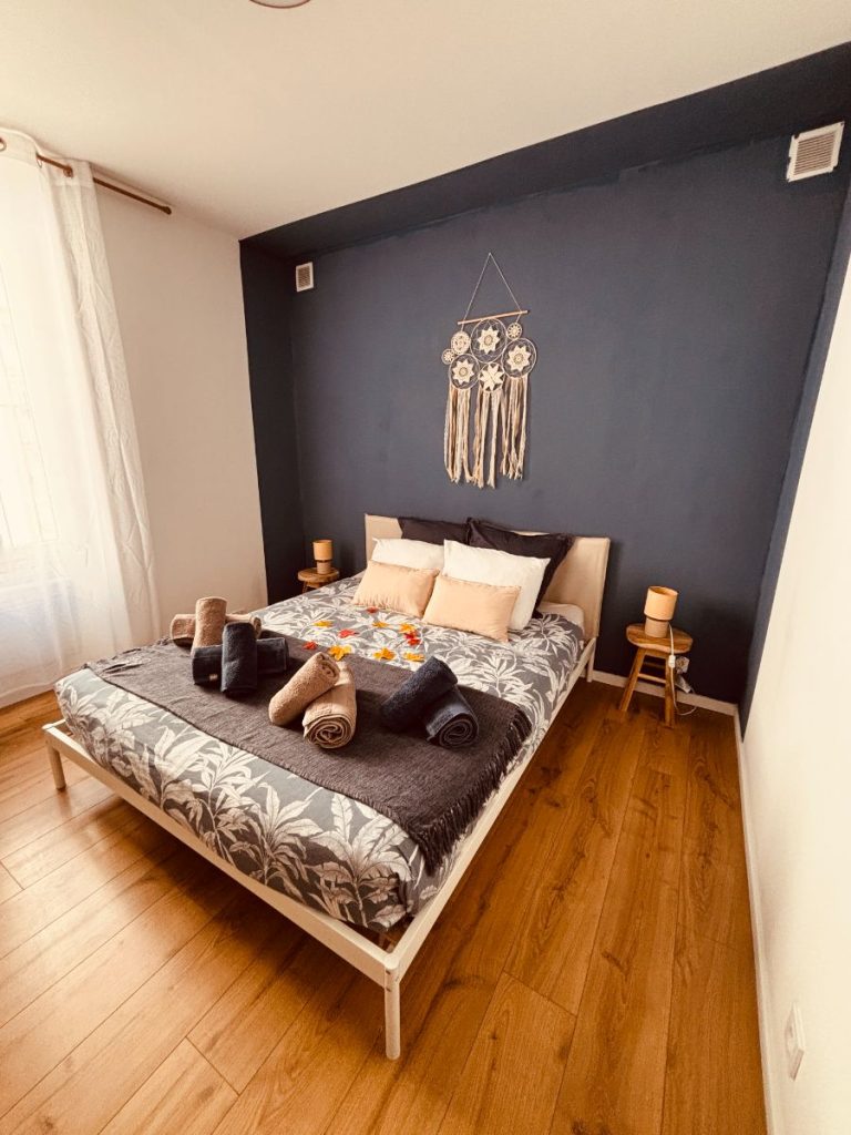 Chambre bleu nuit de l'appartement Marea au Mourillon